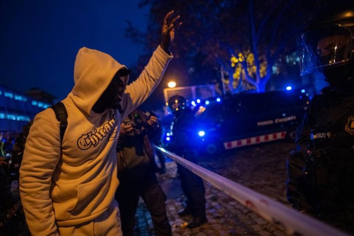 Los Mossos d'Esquadra están "a punto" de iniciar el desalojo del antiguo instituto B9 de Badalona (Barcelona), convertido en un  asentamiento ocupado, este miércoles desde las 8 horas