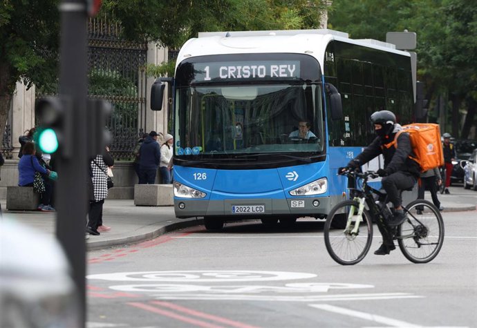 Archivo - Un autobús de la EMT, a 31 de octubre de 2025, en Madrid (España).