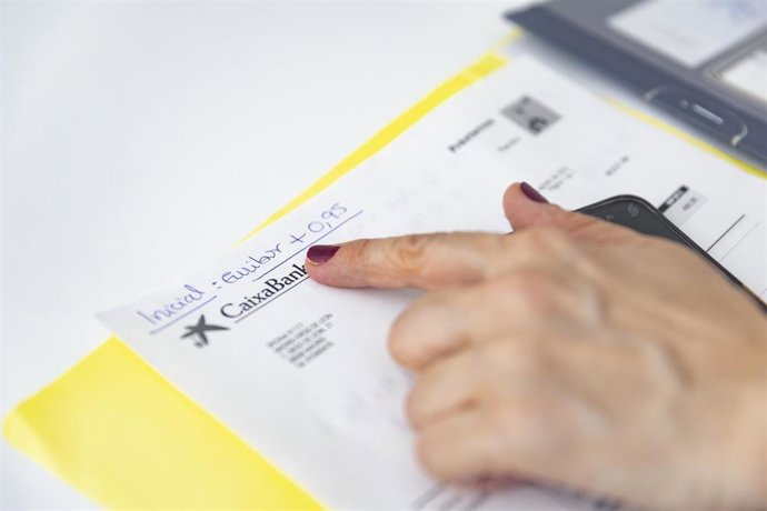 Archivo - Documentación para la firma de una hipoteca, a 15 de marzo de 2023, en Madrid (España).  