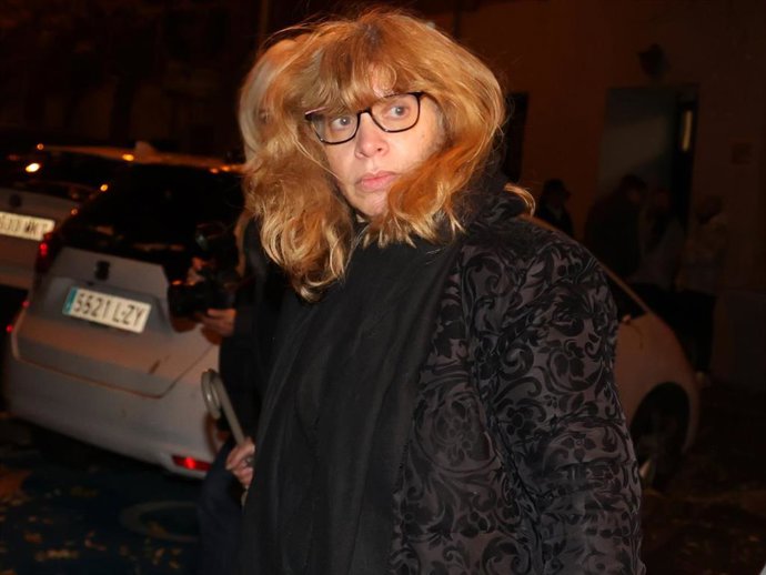 Raquel, hija de Encarnita Polo, sale de la iglesia tras la misa funeral en memoria de su madre