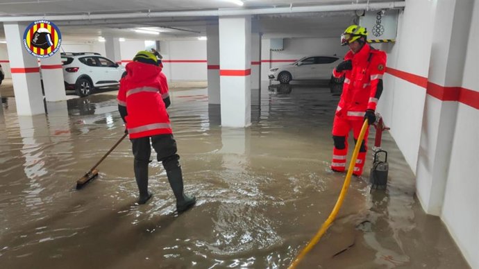 Bomberos actúan en garajes por acumulación de agua