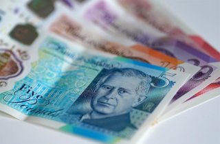 Archivo - FILED - 15 January 2025, United Kingdom, London: British pound sterling bank notes placed on a table. UK inflation unexpectedly decreased to a lower than expected 2.5\% in December 2024, marking the first decline in three months, according to a 