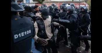 Los Mossos desalojan el asentamiento del antiguo instituto B9 de Badalona (Barcelona)