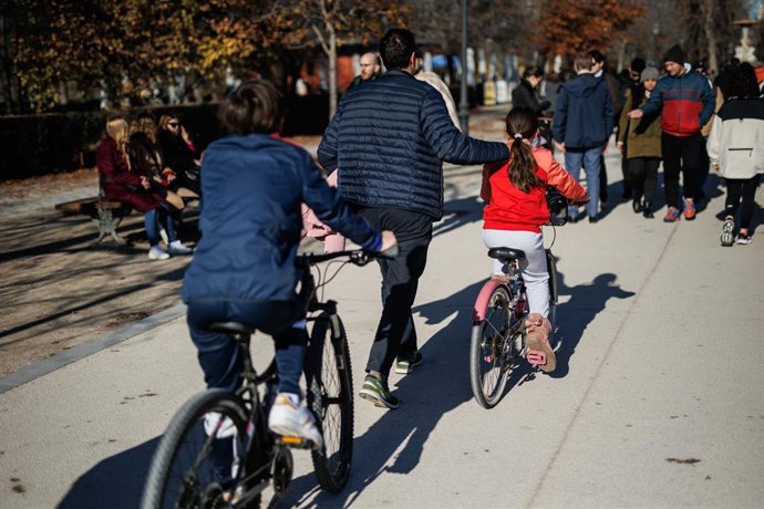 Archivo - Niños juegan en el Parque del Retiro, a 25 de diciembre de 2023, en Madrid (España). 