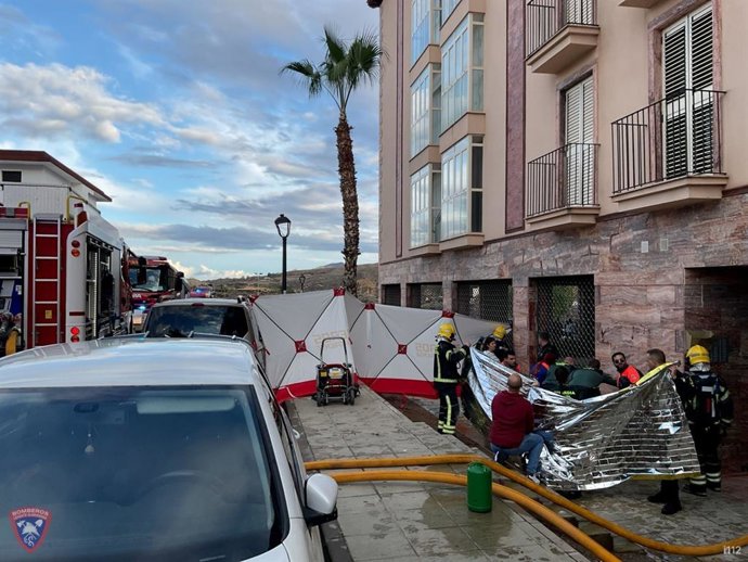 Los servicios de emergencias atienden a una mujer que quedó atrapada en el incendio de una vivienda de Huércal-Overa (Almería).