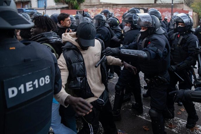 Os Mossos limpam o assentamento da antiga escola secundária B9 em Badalona (Barcelona).