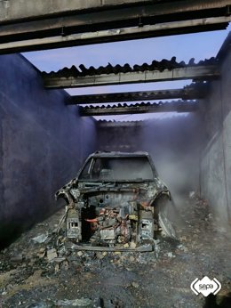Calcinado un vehículo eléctrico estacionado en el interior de una cochera en Mántaras, en (Tapia de Casariego).