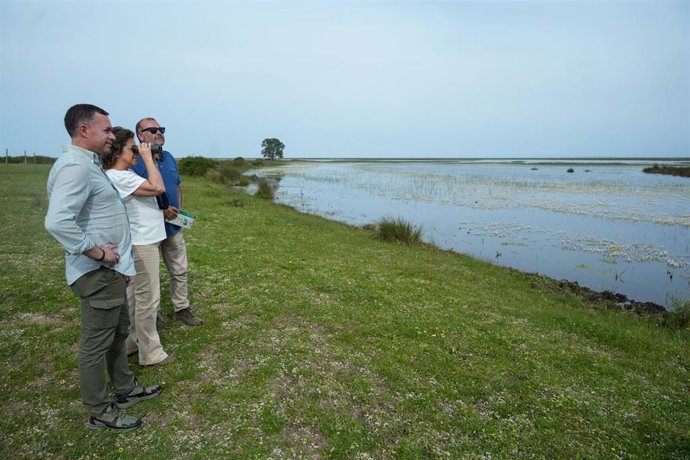 Archivo - La consejera de Sostenibilidad y Medio Ambiente de la Junta de Andalucía, Catalina García, durante una visita al Parque Nacional de Doñana. 