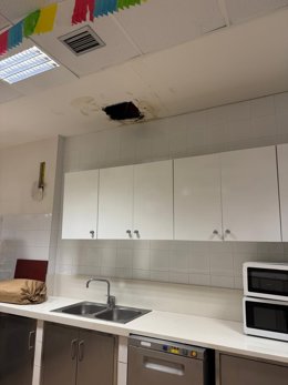 Un agujero en el techo del comedor del colegio.