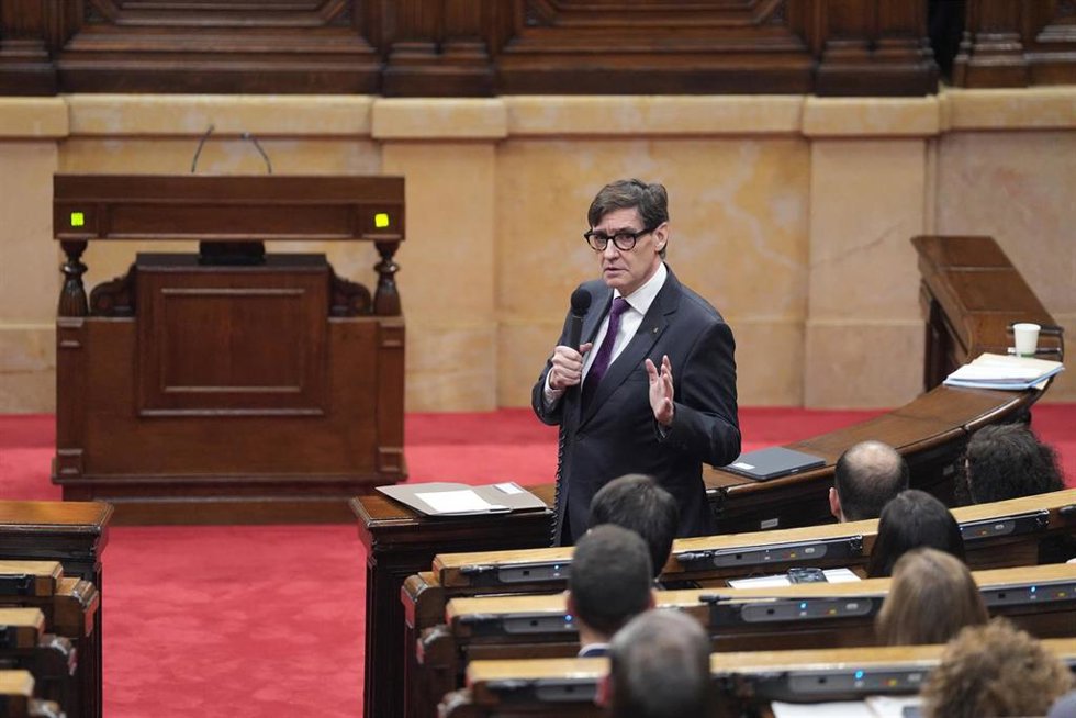 El presidente de la Generalitat, Salvador Illa, interviene durante una sesión de control al Govern, en el Parlament de Catalunya, a 17 de diciembre de 2025, en Barcelona, Catalunya (España).