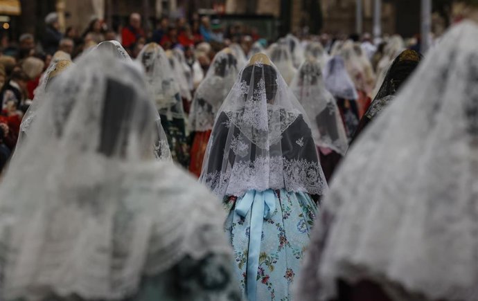 Archivo - Falleras durante la ofrenda floral a la Virgen de los Desamparados, a 17 de marzo de 2025