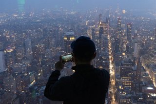 Archivo - 29 June 2023, US, New York: A man photographs New York City from the Summit One Vanderbilt Building. Photo: Matias Basualdo/ZUMA Press Wire/dpa