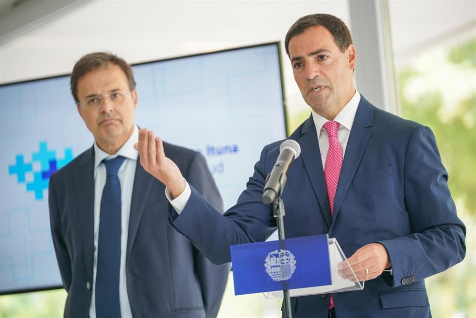 Archivo - El lehendakari, Imanol Pradales (d), y el consejero de Salud, Alberto Martínez (i), durante una rueda de prensa tras la primera reunión del Pacto Vasco de Salud, en Bizkaia Aretoa, Bilbao (Bizkaia)