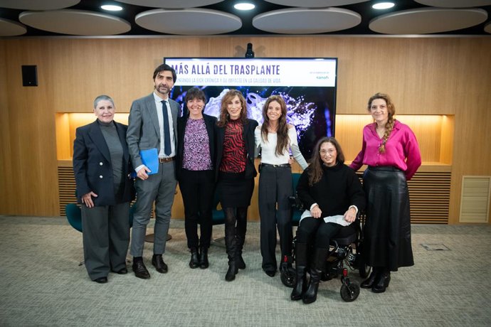 A representante do Programa de Experiência do Paciente da Fundação José Carreras, Marta Fernández, a presidente da AEAL, Begoña Barragán, o chefe do Departamento de Hematologia-Oncologia Pediátrica do Hospital Universitário de La Paz, Antonio Pérez Martín