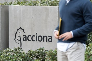 Logotipo de Acciona en la sede de Madrid, a 14 de noviembre de 2025,