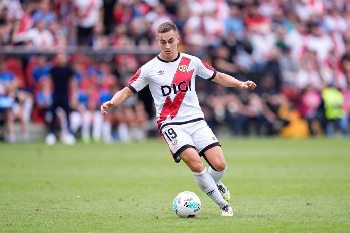 Archivo - Jorge de Frutos of Rayo Vallecano in action during the Spanish League, LaLiga EA Sports, football match played between Rayo Vallecano and Sevilla FC at Estadio de Vallecas on September 28, 2025, in Madrid, Spain.