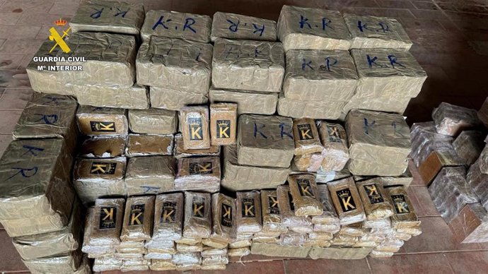 Fardos de droga intervenidos.