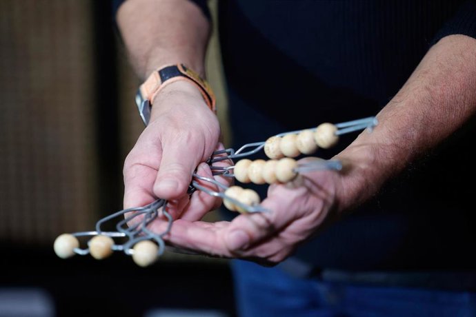Trabajadores preparan los las bolas que van en los bombos de la lotería nacional en el Teatro Real de Madrid. 
