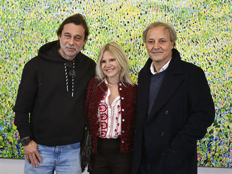 Jordi Mollá, acompañado por Eugenia Martínez de Irujo y Narcís Rebollo, durante la inauguración de su exposición "Heaven" en galeria Canalejas