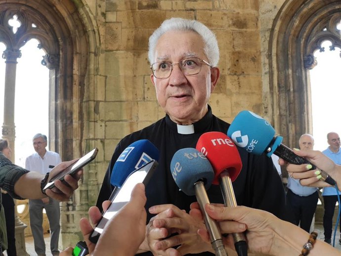 Archivo - El deán de la Catedral de Oviedo, Benito Gallego.