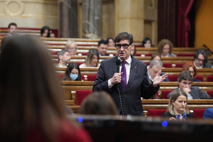 El presidente de la Generalitat, Salvador Illa, interviene durante una sesión de control al Govern, en el Parlament de Catalunya, a 17 de diciembre de 2025, en Barcelona, Catalunya (España).