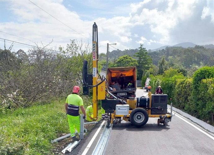 Un operario en una carretera asturiana.