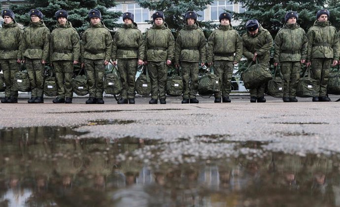 Archivo - Soldados de Rusia en una oficina de reclutamiento en la región de Moscú (archivo)