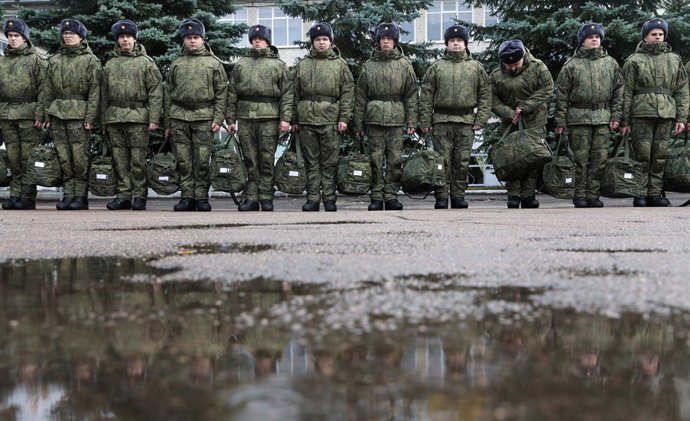 Archivo - RÚSSIA, REGIÃO DE MOSCOU - 14 de outubro de 2025: Os recrutas saem de um escritório de alistamento militar para o serviço militar durante a campanha de recrutamento militar do outono de 2025