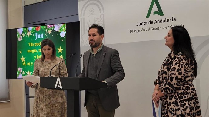 El delegado territorial de Turismo, Cultura y Deporte de la Junta en Granada, David Rodríguez, flanqueado por la alcaldesa de Jun, Pilar Jiménez, a su izquierda, y la concejala de Turismo, María del Carmen Hurtado,