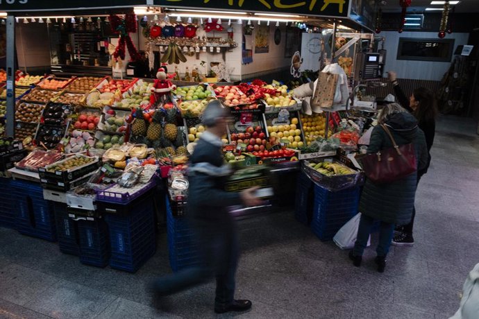 Archivo - Compras antes de la cena de Nochebuena.