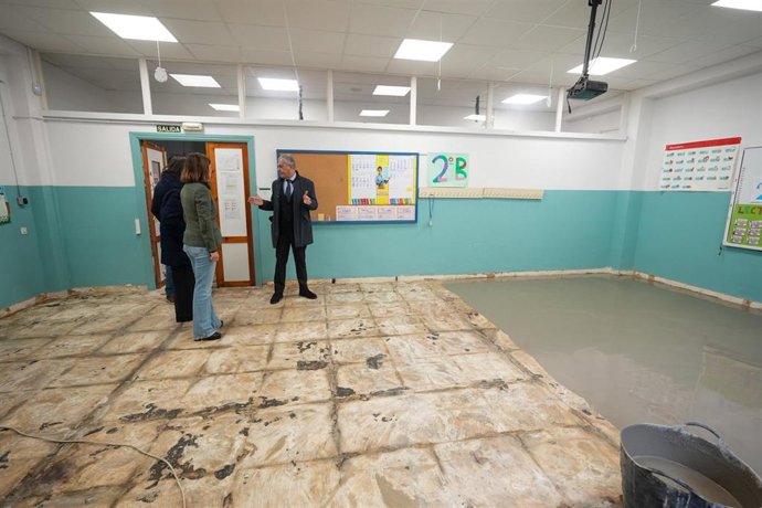 El alcalde de Sevilla, José Luis Sanz, visita las obras de renovación del suelo del CEIP Manuel Canela.