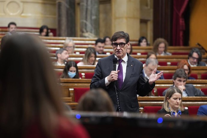 O Presidente da Generalitat, Salvador Illa, fala durante uma sessão de controle ao Governo, no Parlamento da Catalunha, em 17 de dezembro de 2025, em Barcelona, Catalunha (Espanha). Illa está comparecendo pela segunda vez na câmara para informar sobre
