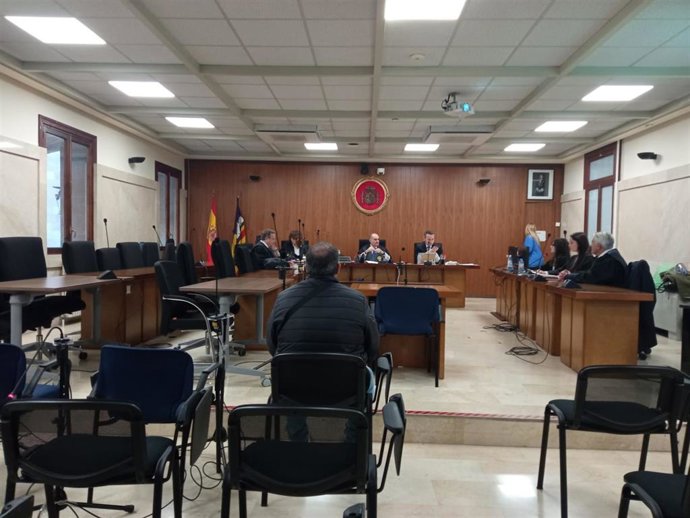 El condenado, durante el juicio.