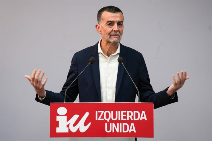 El coordinador federal de IU, Antonio Maíllo, interviene en una rueda de prensa en la sede de la formación en Sevilla.