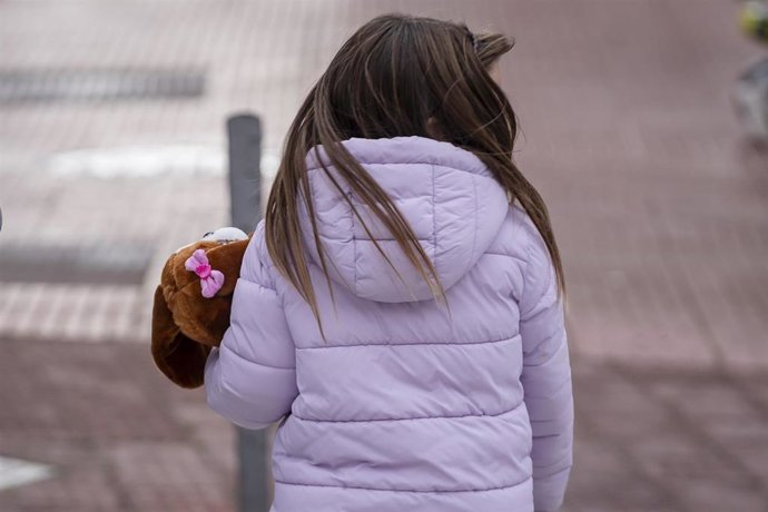 Archivo - Una niña juega en la calle con sus regalo de Reyes. ARCHIVO. 