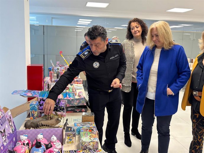 La vicealcaldesa de Madrid y delegada de Seguridad y Emergencias, Inma Sanz, en la Comisaría de Coordinación Judicial de la Policía Municipal para presentar balance de los productos falsificados incautados durante lo que va de campaña de Navidad