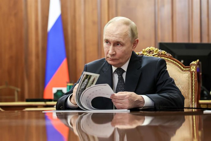 RÚSSIA, MOSCOU - 16 DE DEZEMBRO DE 2025: O presidente da Rússia, Vladimir Putin, é visto durante uma reunião com o chefe da Kabardino-Balkaria, Kokov, no Kremlin
