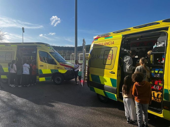 Ambulancias en centro educativo de Andratx