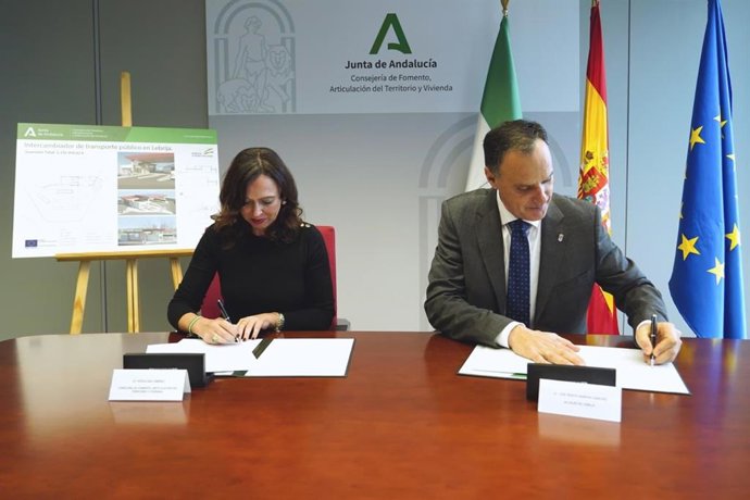La consejera de Fomento, Rocío Díaz, y el alcalde de Lebrija, Pepe Barroso, en la firma el convenio del intercambiador para la cesión de su gestión al Ayuntamiento.