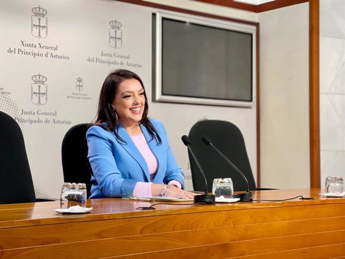 La portavoz de Vox en la Junta General, Carolina López, durante la rueda de prensa de este miércoles.