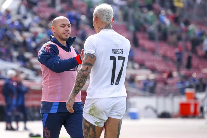 Futbol, Universidad de Chile vs Audax Italiano. Fecha 20, Liga de Primera 2025. Los jugadores de Audax Italiano Eduardo Vargas y Marcelo Diaz Universidad de Chile de son fotografiados durante el partido de primera division disputado en el Estadio