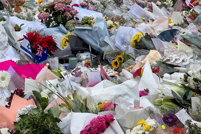 Imagen de archivo de flores depositadas en una calle de Sídney en recuerdo a las víctimas del tiroteo en la playa de Bondi. 