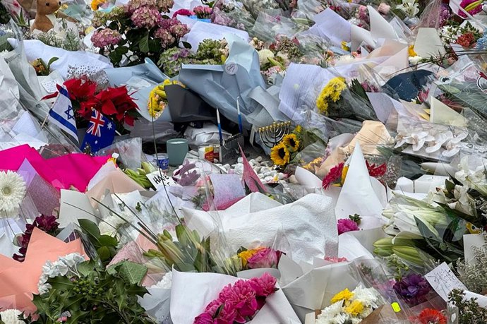 Imagen de archivo de flores depositadas en una calle de Sídney en recuerdo a las víctimas del tiroteo en la playa de Bondi.