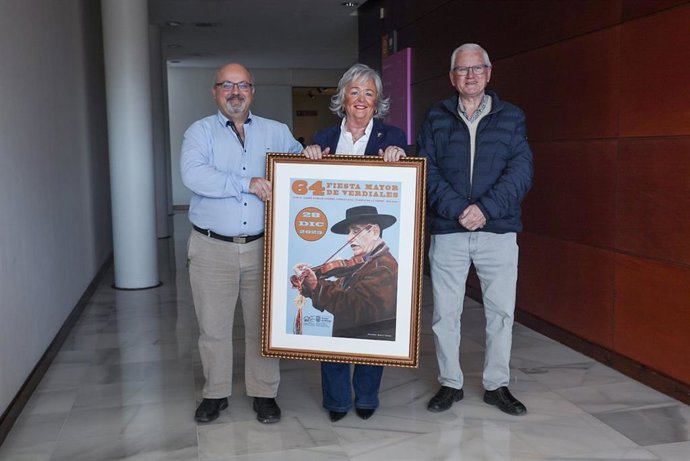 La concejala delegada de Servicios Operativos, Playas y Fiestas, Teresa Porras, acompañada por el presidente de la Federación de Pandas de Verdiales, José María Cuenca.