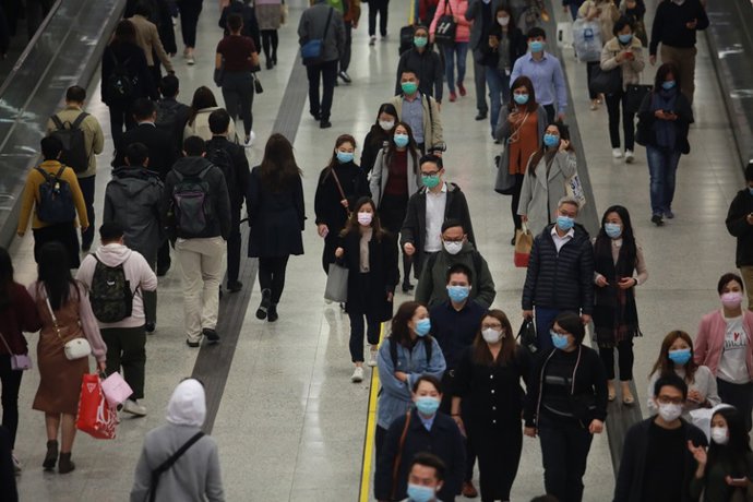 Archivo - Arquivo - Pessoas no metrô usando máscaras.