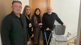 La delegada territorial de Fomento, Articulación del Territorio y Vivienda en Almería, Dolores Martínez, visita una vivienda de Berja en la que se ha instalado una silla salvaescaleras.