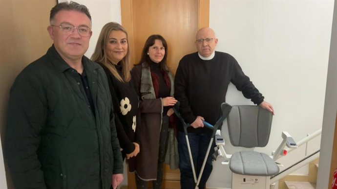 La delegada territorial de Fomento, Articulación del Territorio y Vivienda en Almería, Dolores Martínez, visita una vivienda de Berja en la que se ha instalado una silla salvaescaleras.