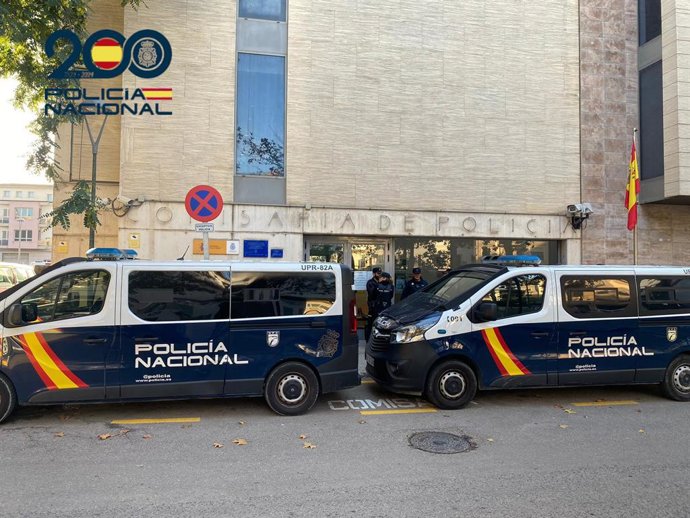Agentes y vehículos policiales en la comisaría de Manacor.