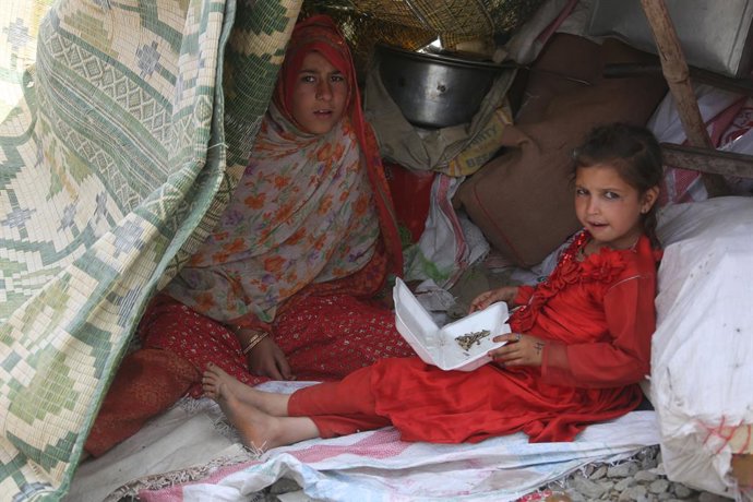 Archivo - KABUL, April 22, 2025  -- Afghan children are seen at a refugee camp in Kabul, capital of Afghanistan, April 22, 2025. A total of 874 Afghan families with 4,082 people returned to their homeland from neighboring Iran and Pakistan on Sunday, Afgh