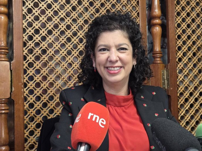 La portavoz del PSOE en el Ayuntamiento de Badajoz, Silvia González, atiende a los medios tras un desayuno navideño de la formación